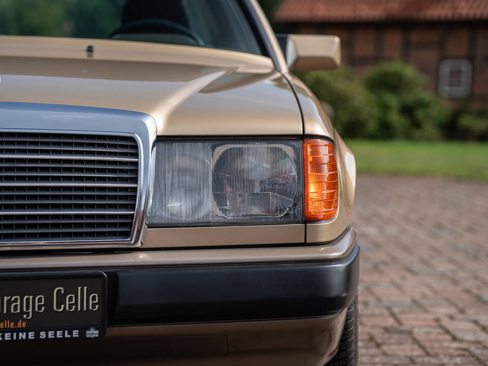 Image 5/40 of Mercedes-Benz 300 CE (1987)