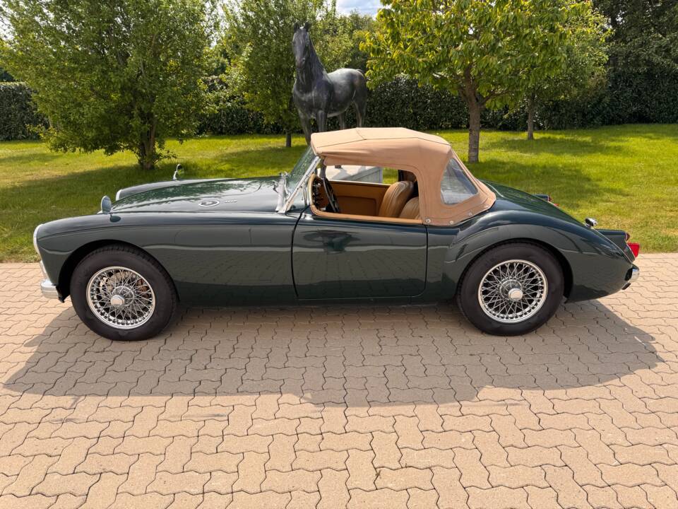 Image 18/79 of MG MGA 1600 (1961)