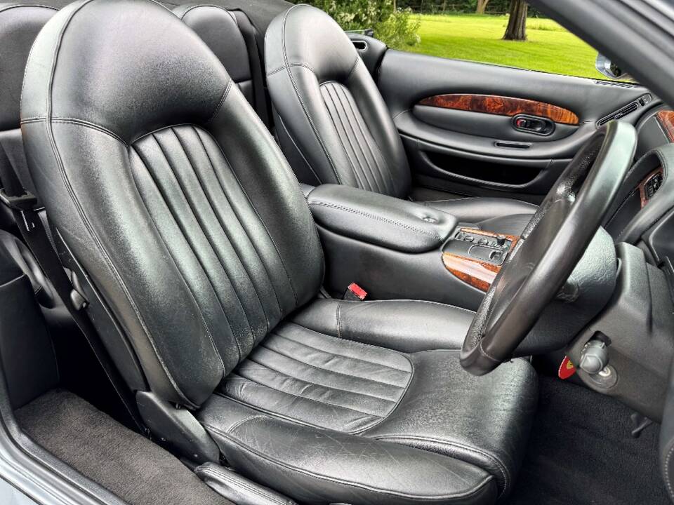 Image 20/28 of Aston Martin DB 7 Volante (1997)