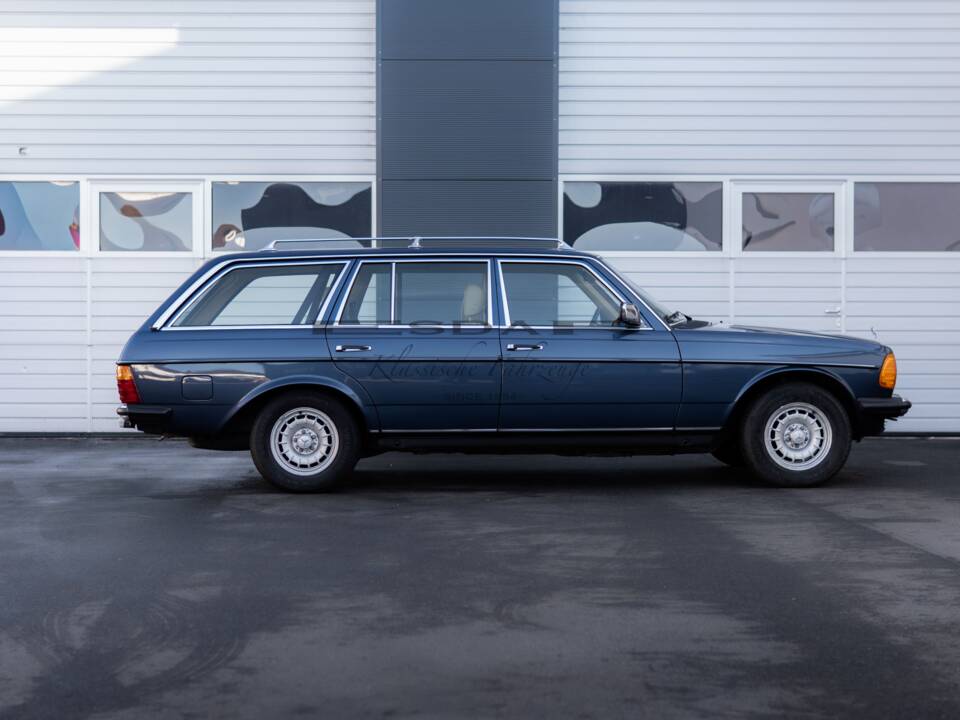 Bild 24/36 von Mercedes-Benz 280 TE (1981)