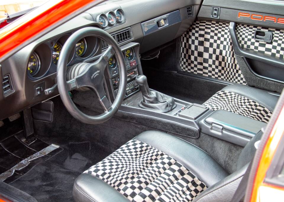 Image 13/22 of Porsche 944 (1982)
