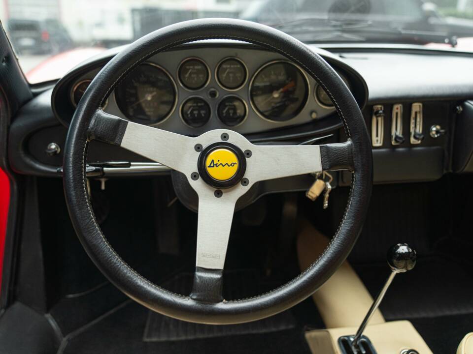 Image 35/46 de Ferrari Dino 246 GT (1971)