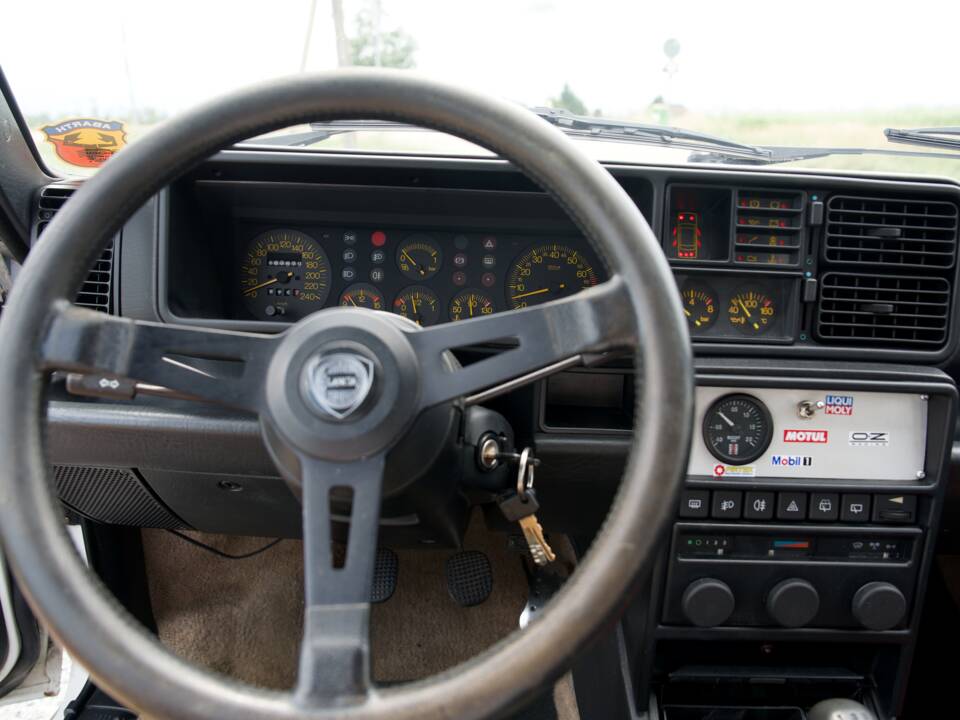 Image 29/47 of Lancia Delta HF Integrale (1988)