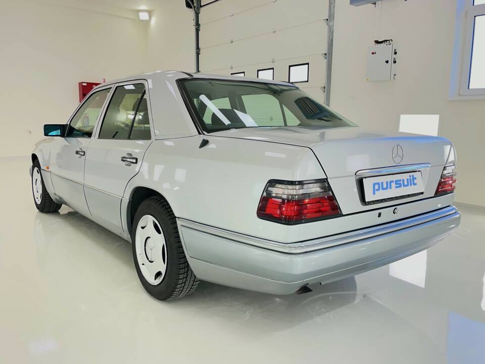Immagine 2/32 di Mercedes-Benz E 200 (1994)