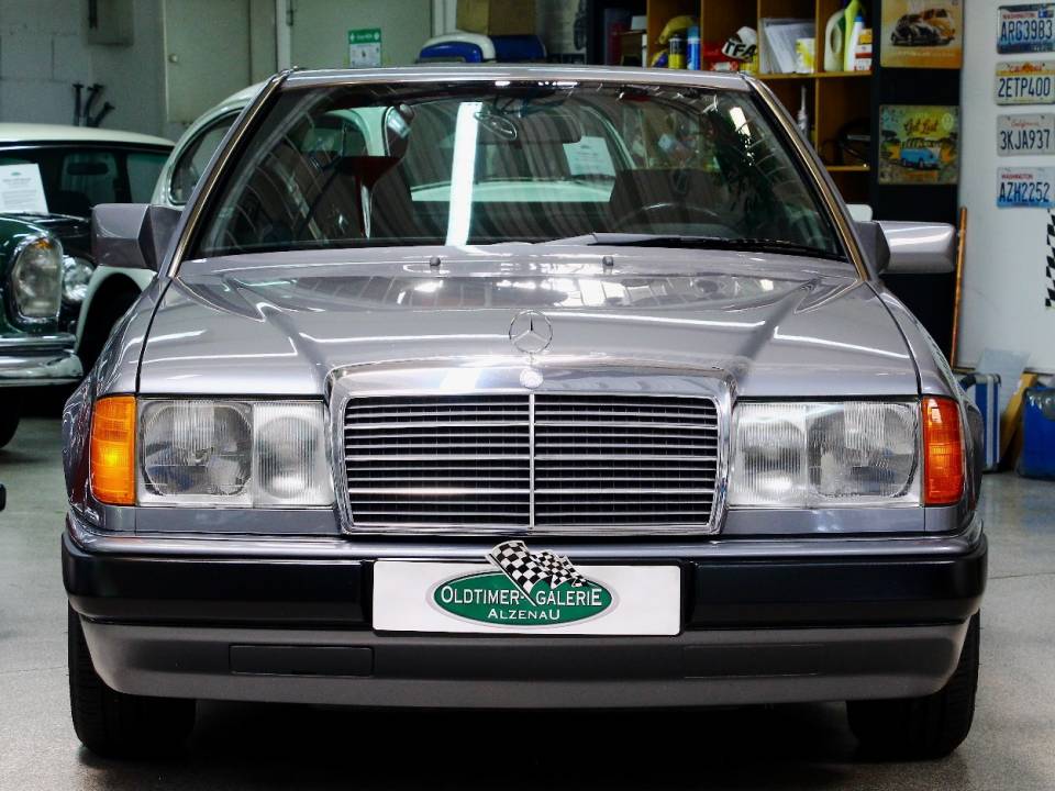 Image 4/23 of Mercedes-Benz 300 CE (1990)