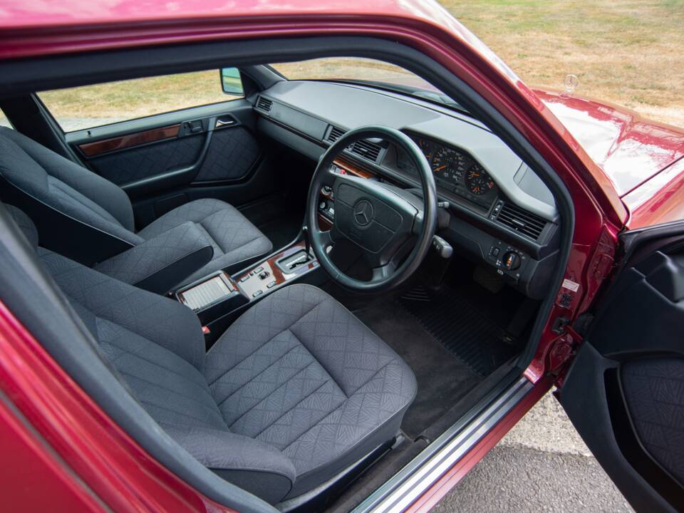 Bild 9/28 von Mercedes-Benz E 320 T (1993)