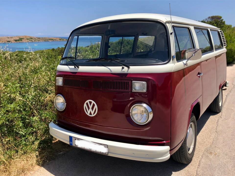 Image 3/4 of Volkswagen T2b Deluxe (1974)