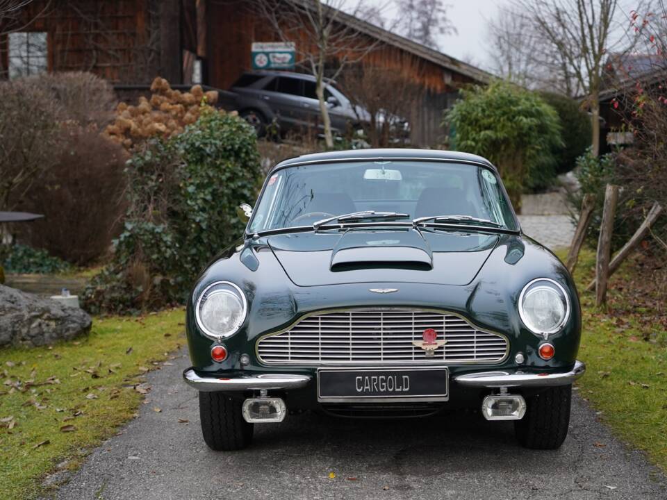 Image 10/22 de Aston Martin DB 6 Mk II (1970)