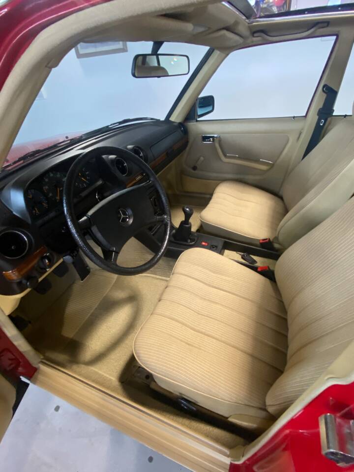 Image 18/100 of Mercedes-Benz 300 D (1983)