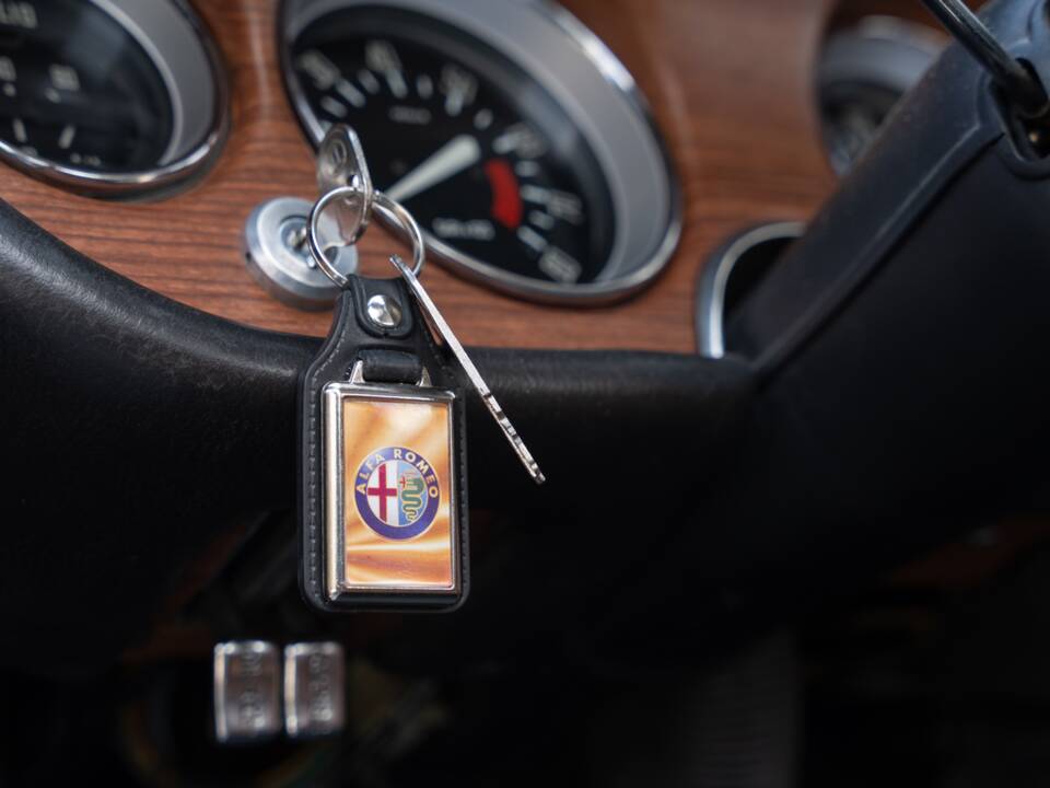 Image 53/83 of Alfa Romeo Giulia GT 1300 Junior (1968)