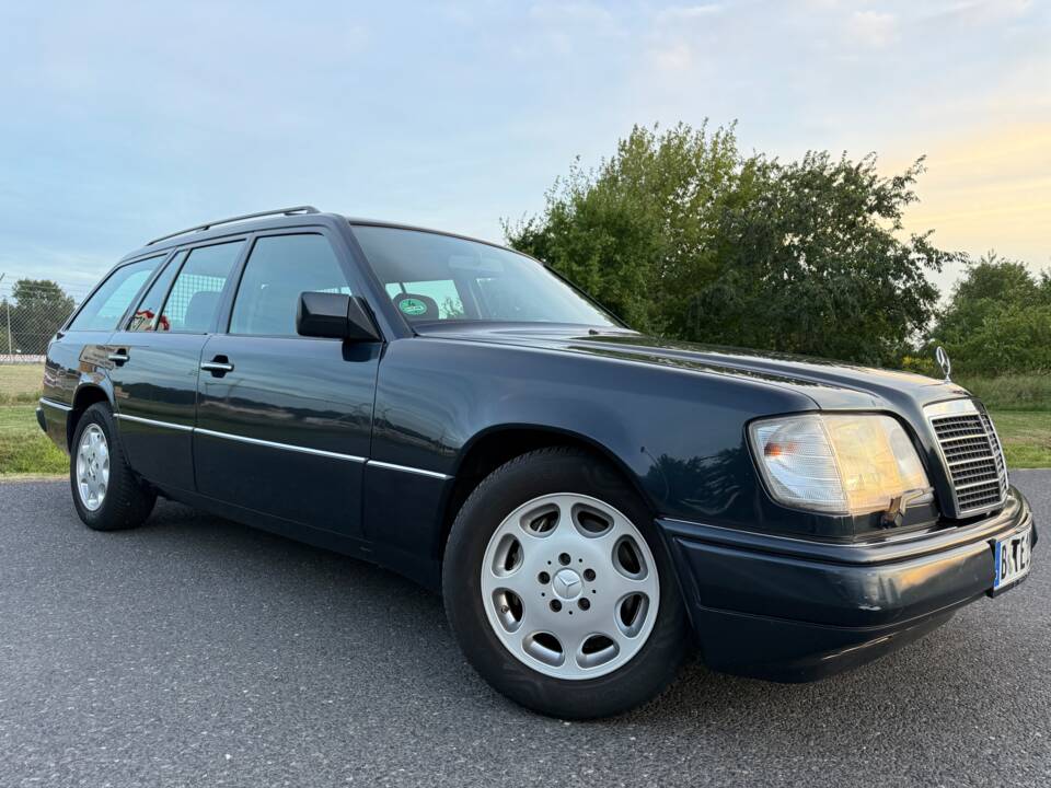 Image 1/24 of Mercedes-Benz E 320 T (1996)