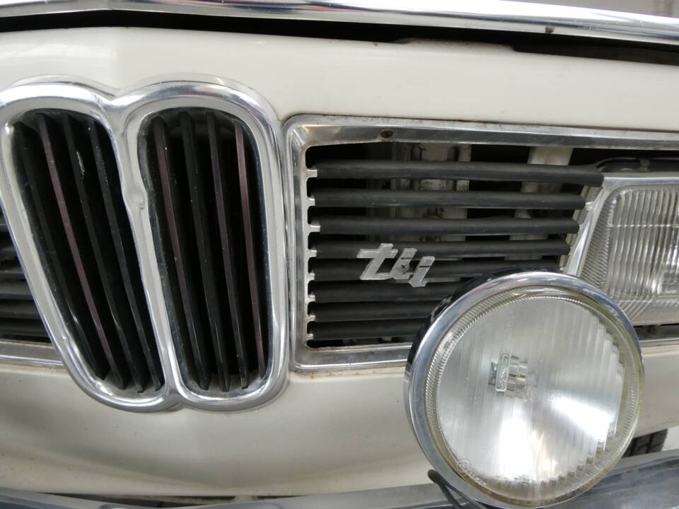 Image 2/43 de BMW 2000 tii (1971)