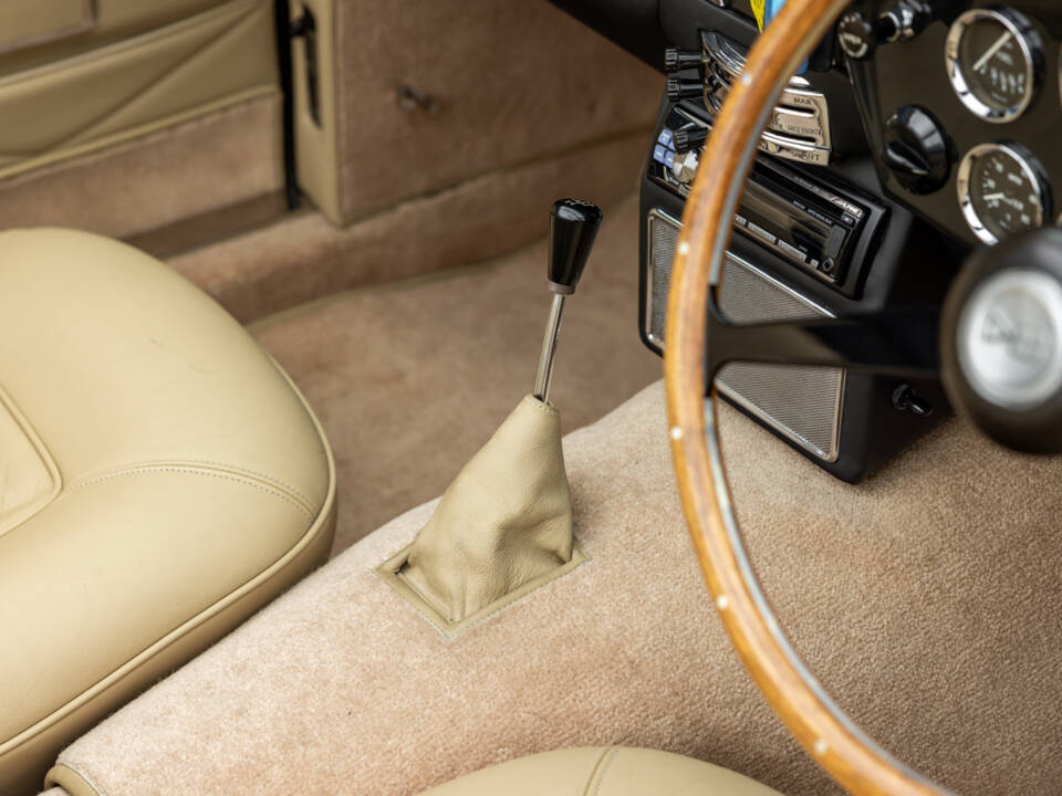 Immagine 35/57 di Aston Martin DB 6 Volante (1969)