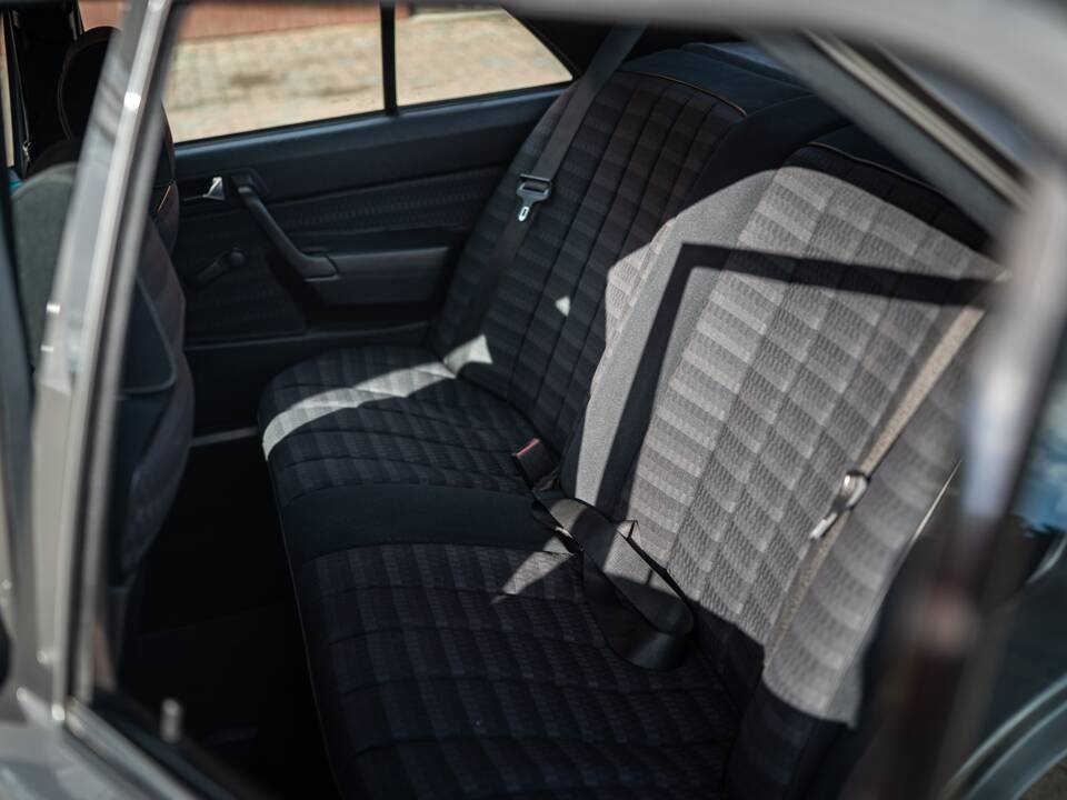 Immagine 42/73 di Mercedes-Benz 190 D 2.5 (1990)