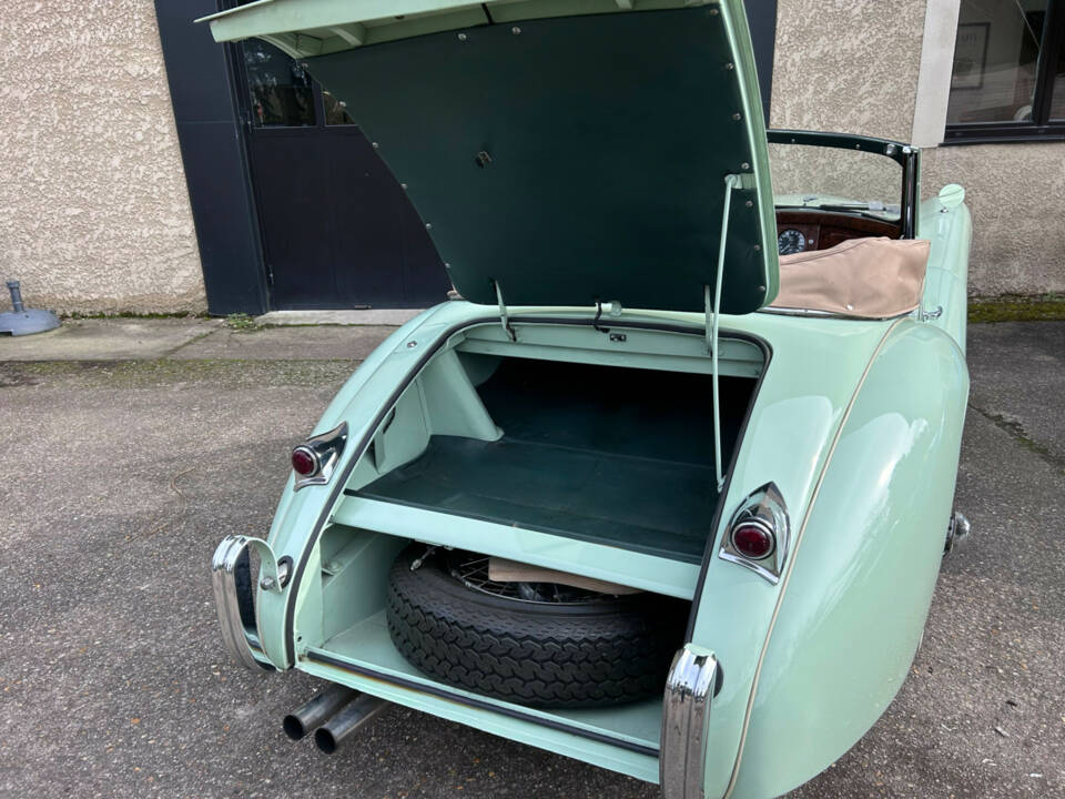 Image 23/24 of Jaguar XK 120 DHC (1953)
