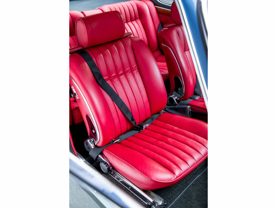 Image 32/50 of BMW 3.0 CS (1972)