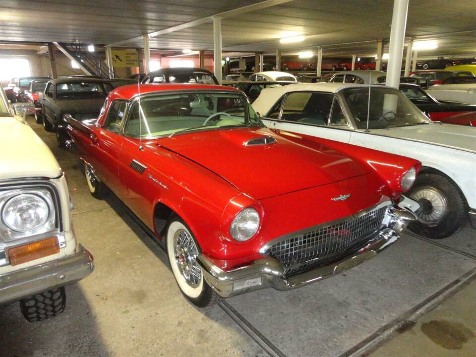 Image 23/38 of Ford Thunderbird (1957)