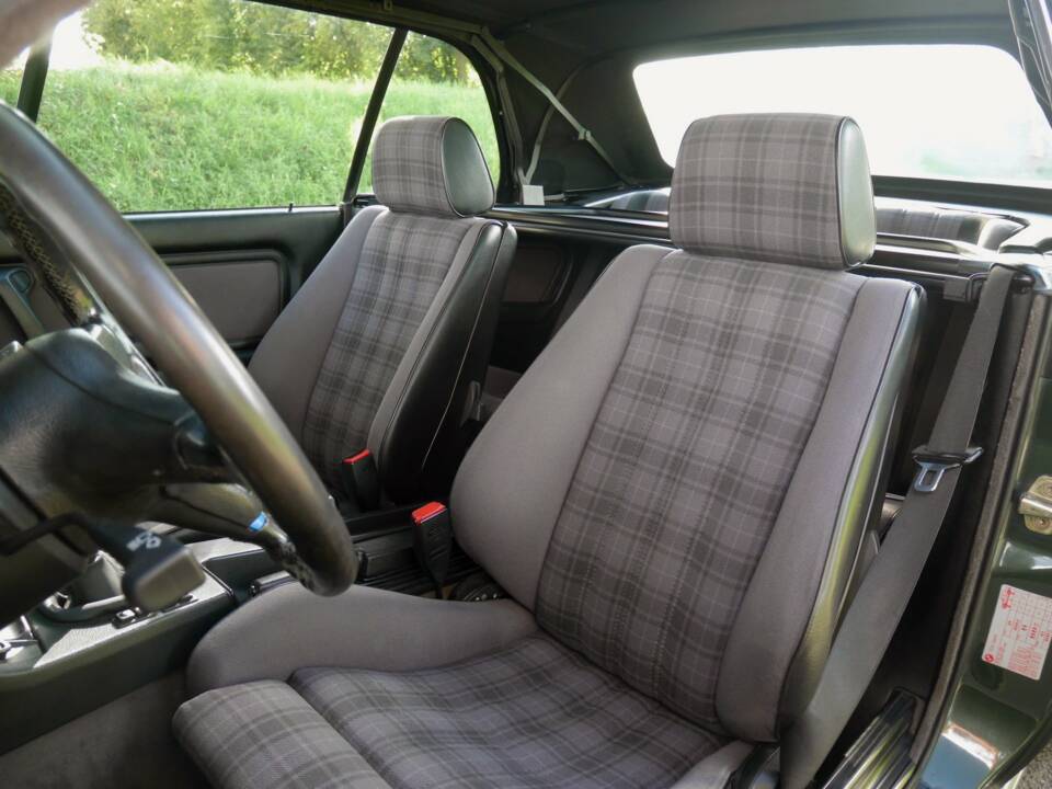 Bild 14/25 von BMW 320i (1990)