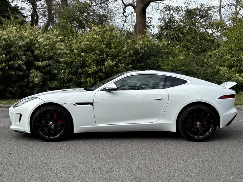 Image 18/50 of Jaguar F-Type (2014)