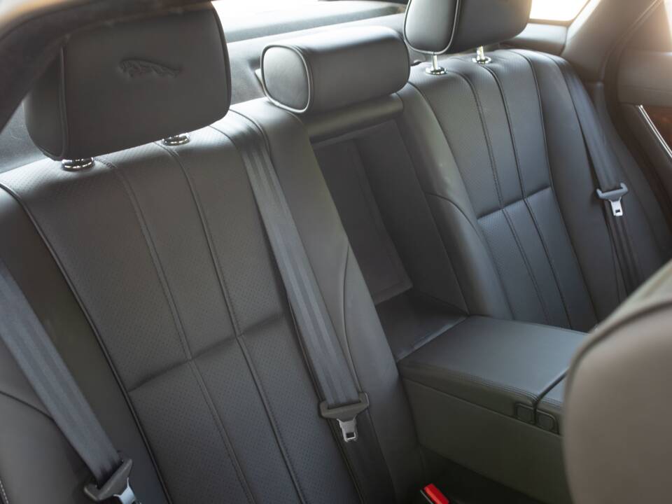 Immagine 19/37 di Jaguar XJ 5.0 (2011)