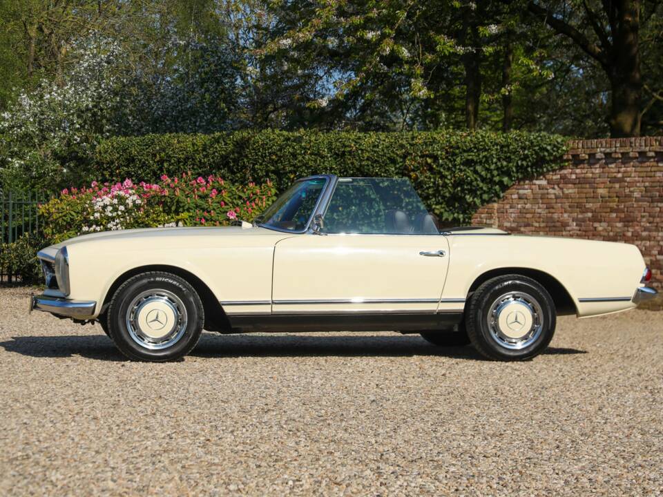 Image 35/50 of Mercedes-Benz 250 SL (1967)