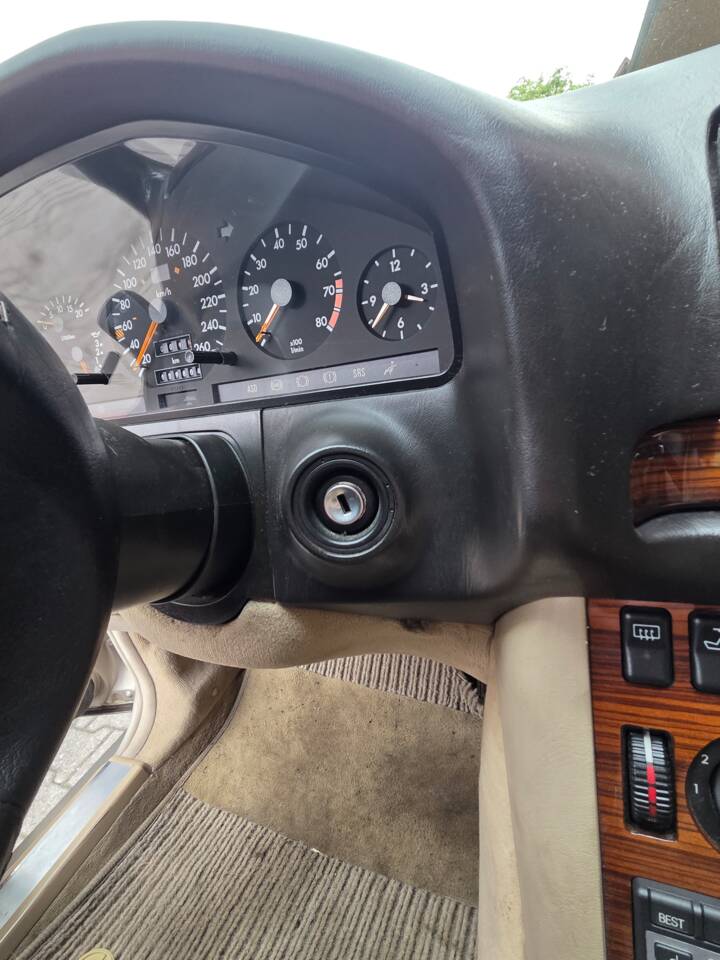 Image 63/103 de Mercedes-Benz 300 SE (1991)