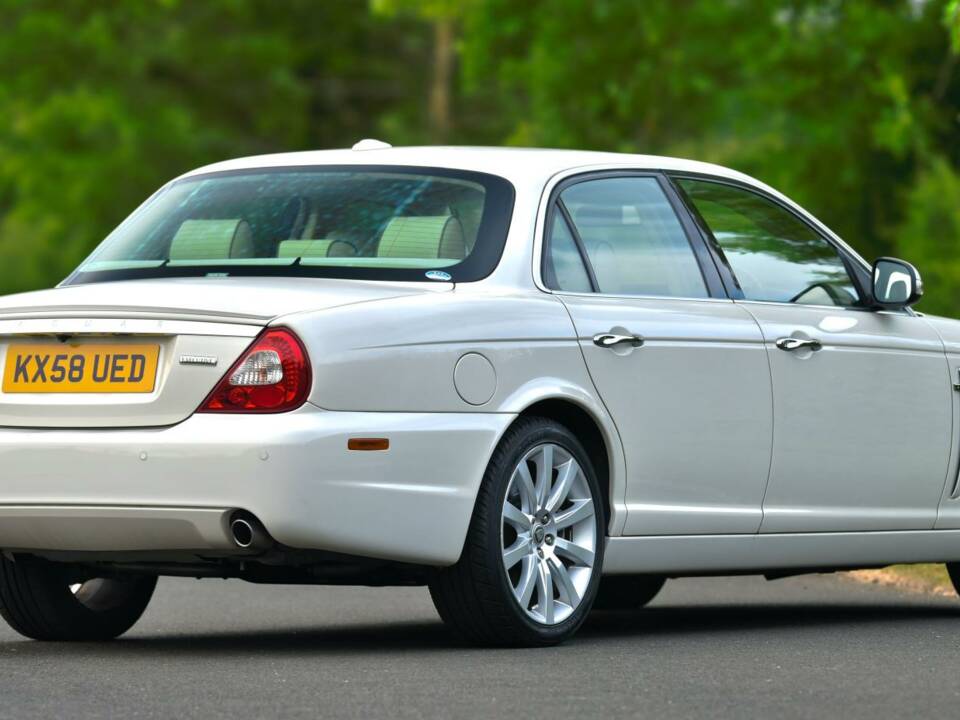 Image 9/50 of Jaguar XJ 8 4.2 (2008)