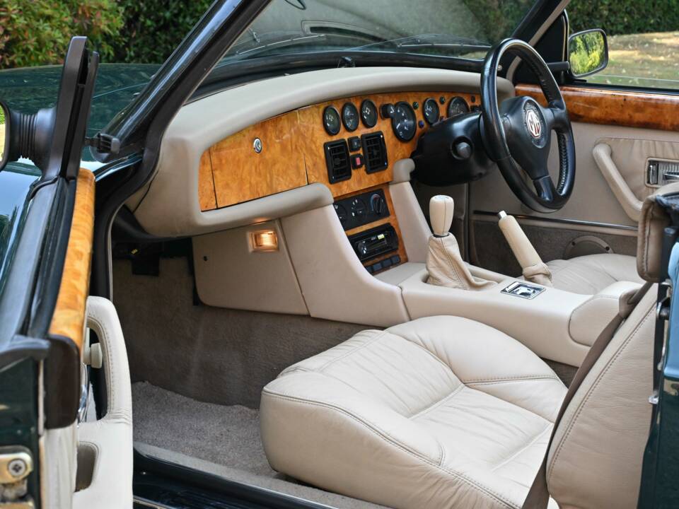 Bild 44/50 von MG RV8 (1995)