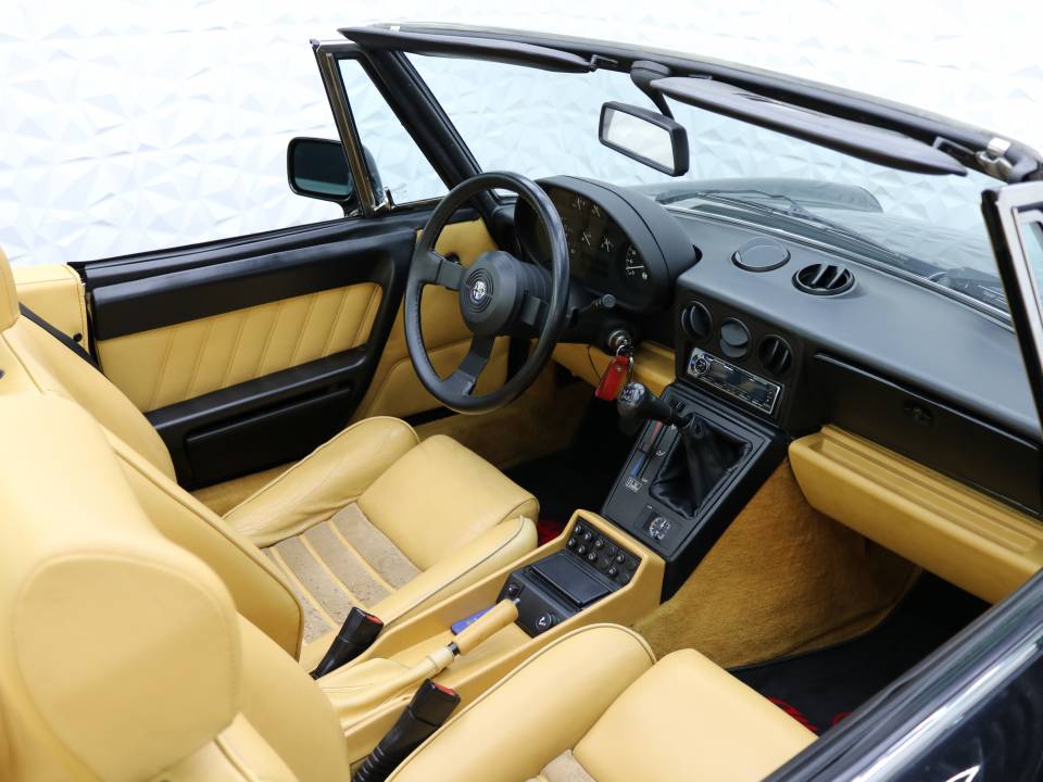 Imagen 14/38 de Alfa Romeo 2.0 Spider (1990)