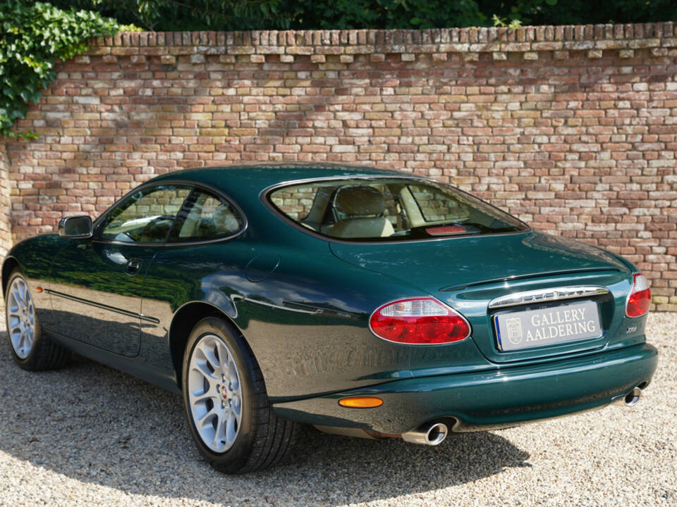 Image 2/50 of Jaguar XKR (2001)