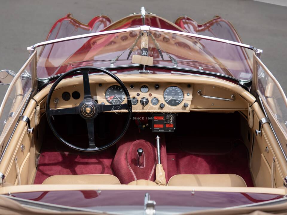 Image 29/32 de Jaguar XK 140 OTS (1955)