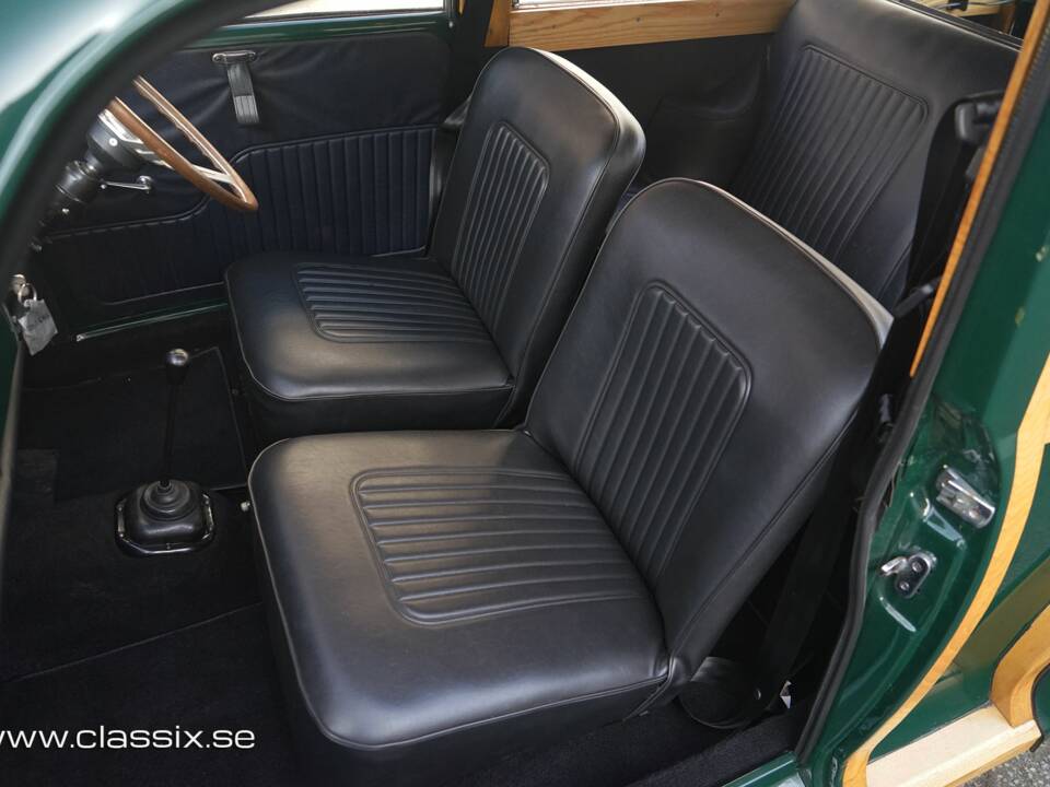 Image 14/17 of Morris Minor 1000 Traveller (1971)