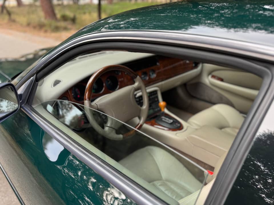 Image 26/40 de Jaguar XKR (1998)