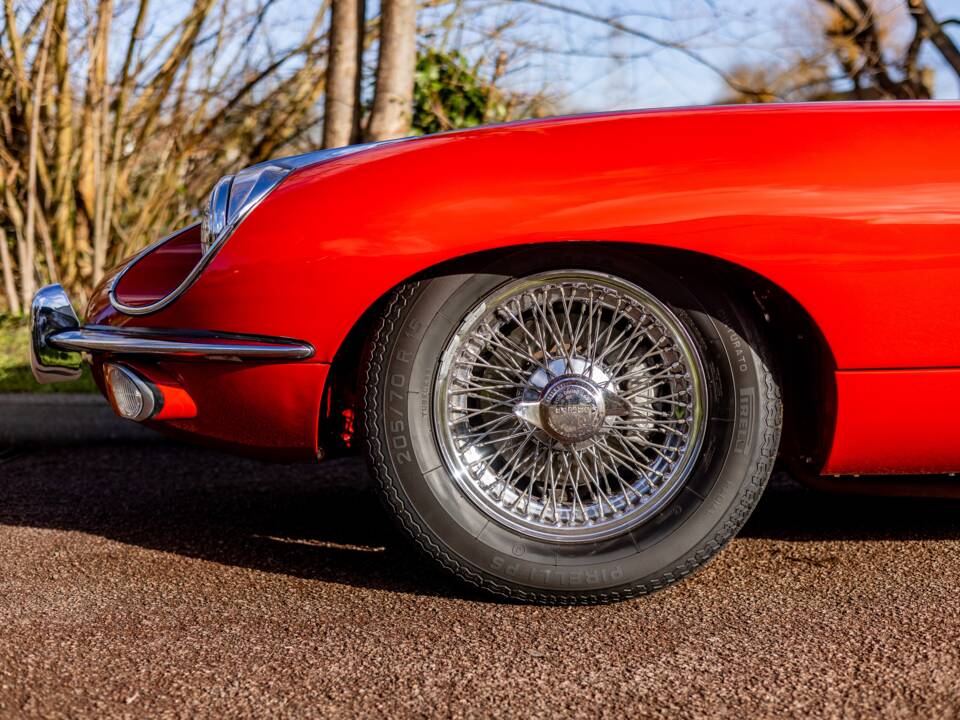 Image 24/50 de Jaguar E-Type (1969)