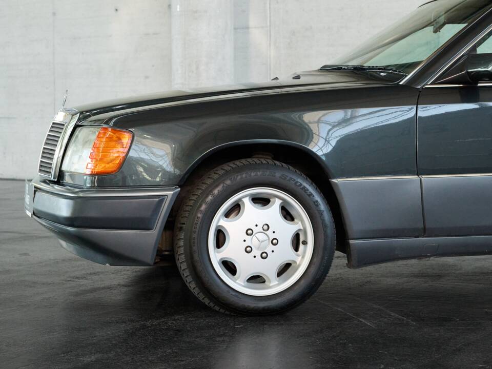 Bild 8/50 von Mercedes-Benz 300 CE (1991)