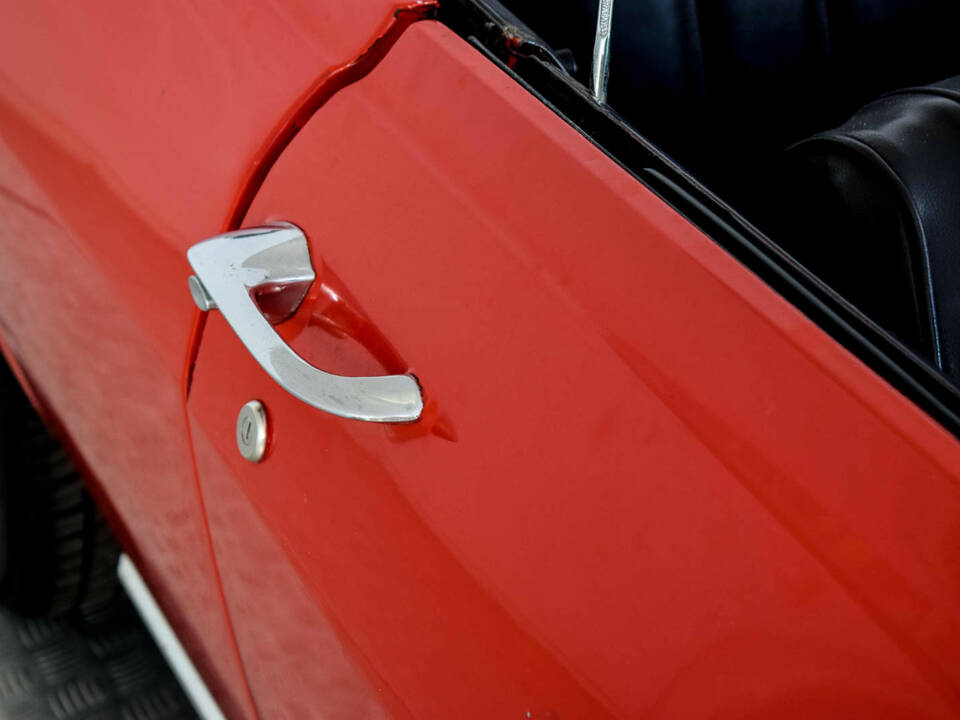Image 32/50 of Chevrolet Corvair Monza Convertible (1966)