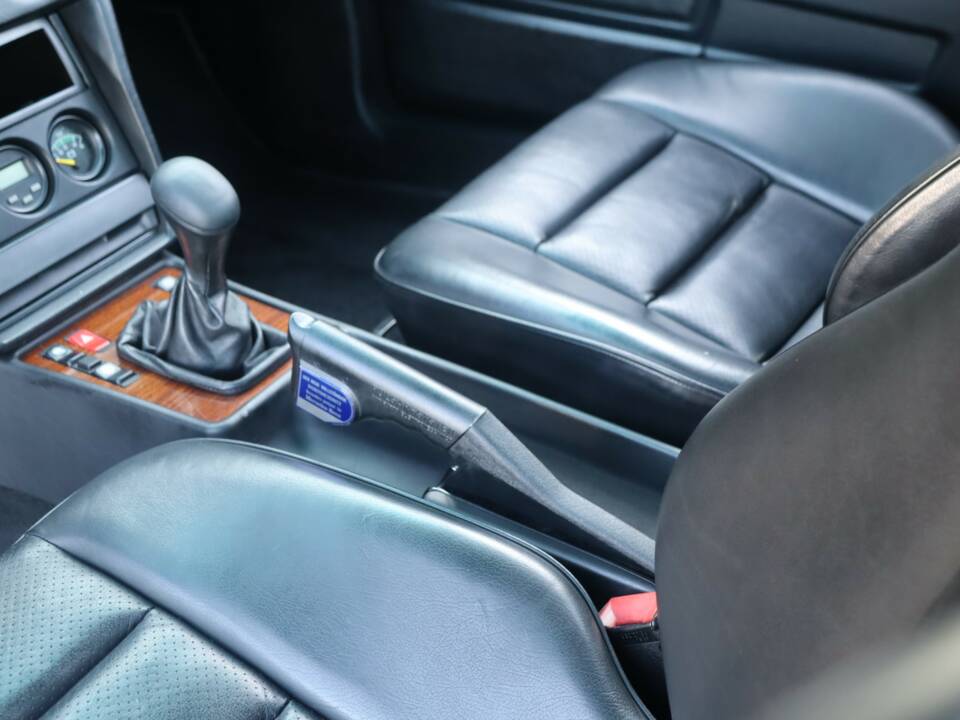 Immagine 18/50 di Mercedes-Benz 190 E 2.3-16 (1986)