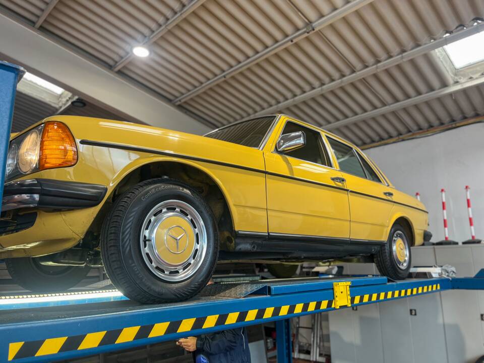 Image 35/139 of Mercedes-Benz 240 D (1978)