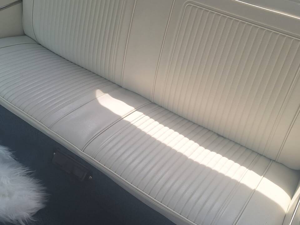Image 15/18 de Chevrolet Corvair Monza Convertible (1965)