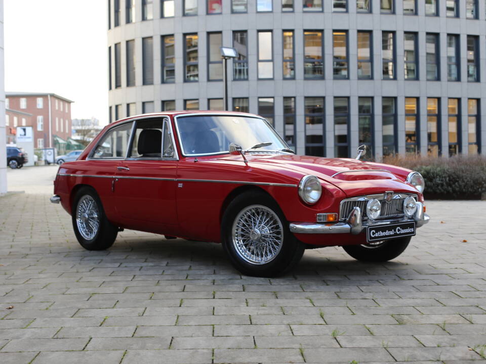 Image 2/67 of MG MGC GT (1969)