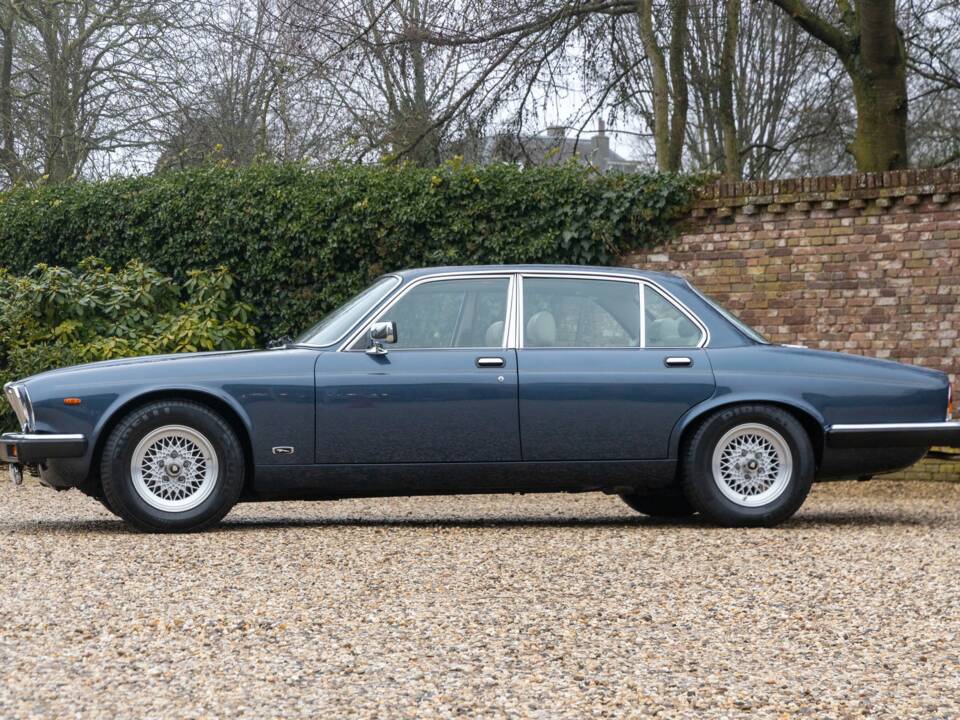 Image 45/50 of Jaguar XJ 12 (1987)