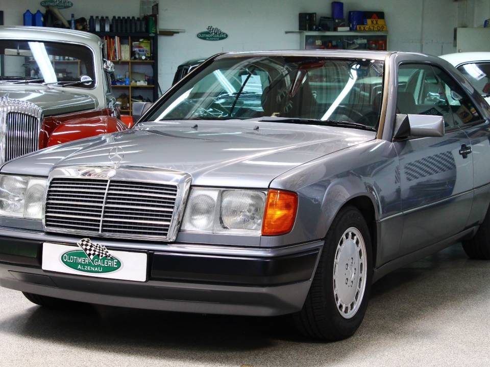 Image 3/23 of Mercedes-Benz 300 CE (1990)