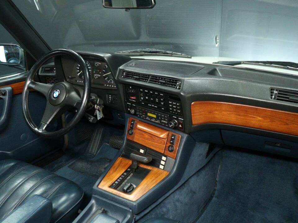 Image 20/30 de BMW 735i (1985)