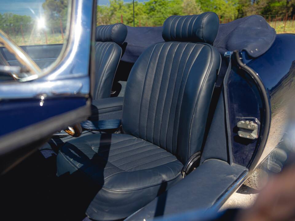 Image 30/50 de Jaguar E-Type (1969)