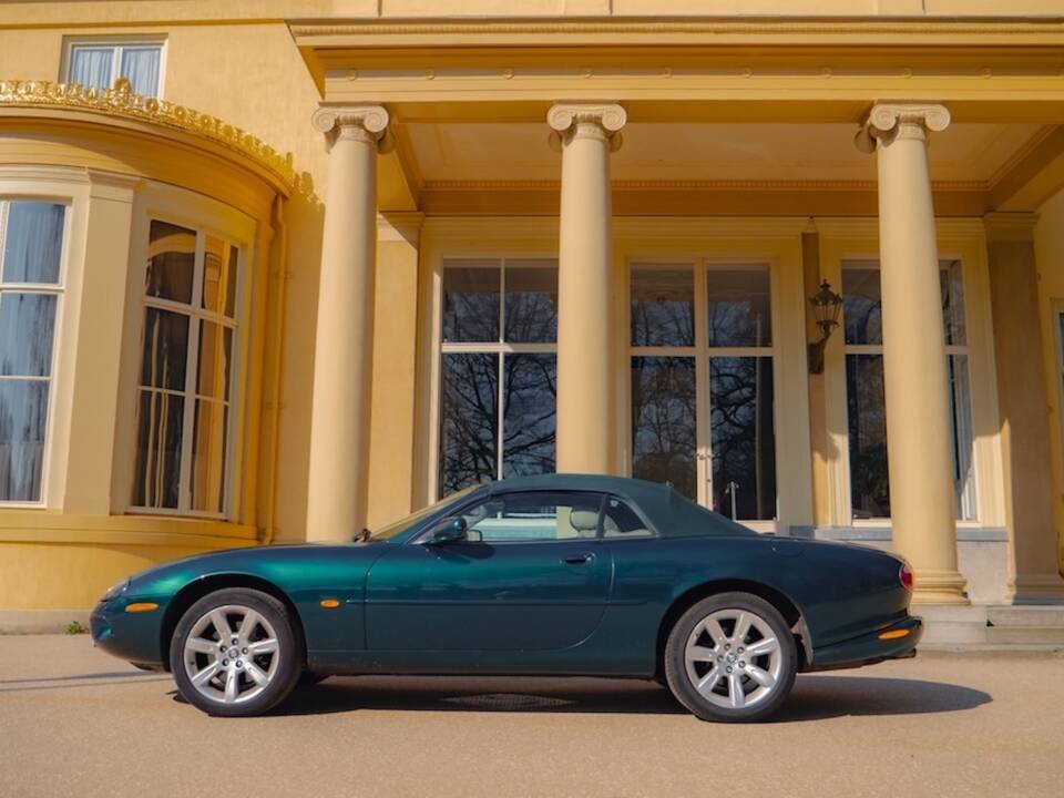 Image 23/49 of Jaguar XK8 4.2 (2003)