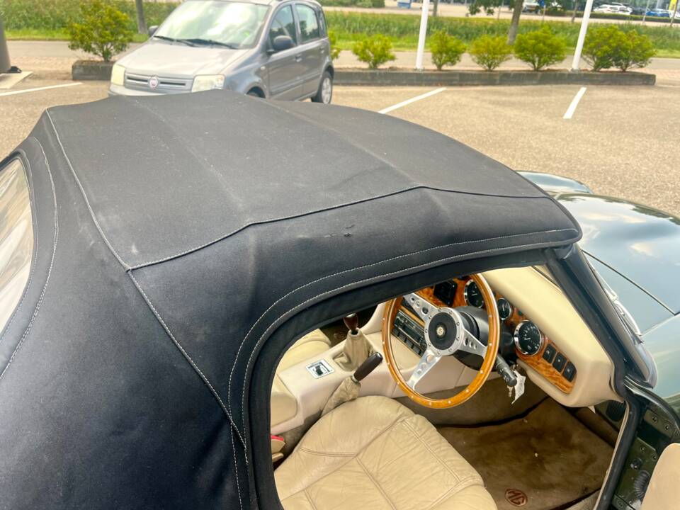 Bild 23/41 von MG RV8 (1994)