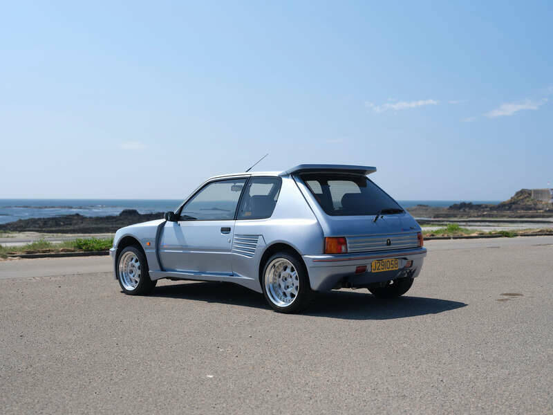 Image 9/50 of Peugeot 205 GTi 1.9 (1990)
