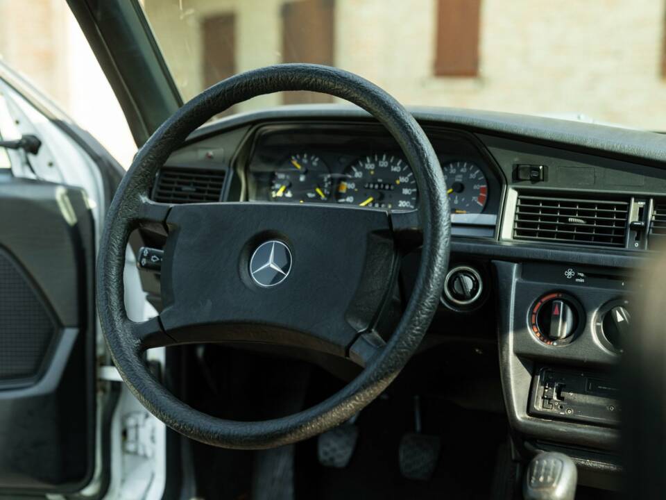 Immagine 41/45 di Mercedes-Benz 190 E (1987)