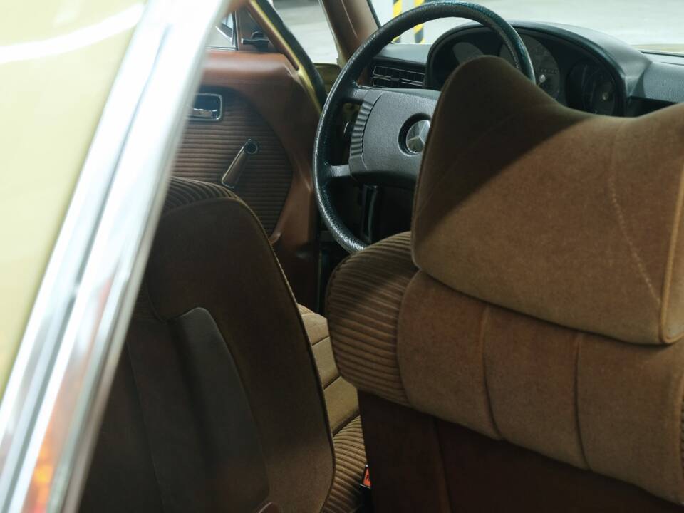 Image 46/50 de Mercedes-Benz 280 SE (1975)