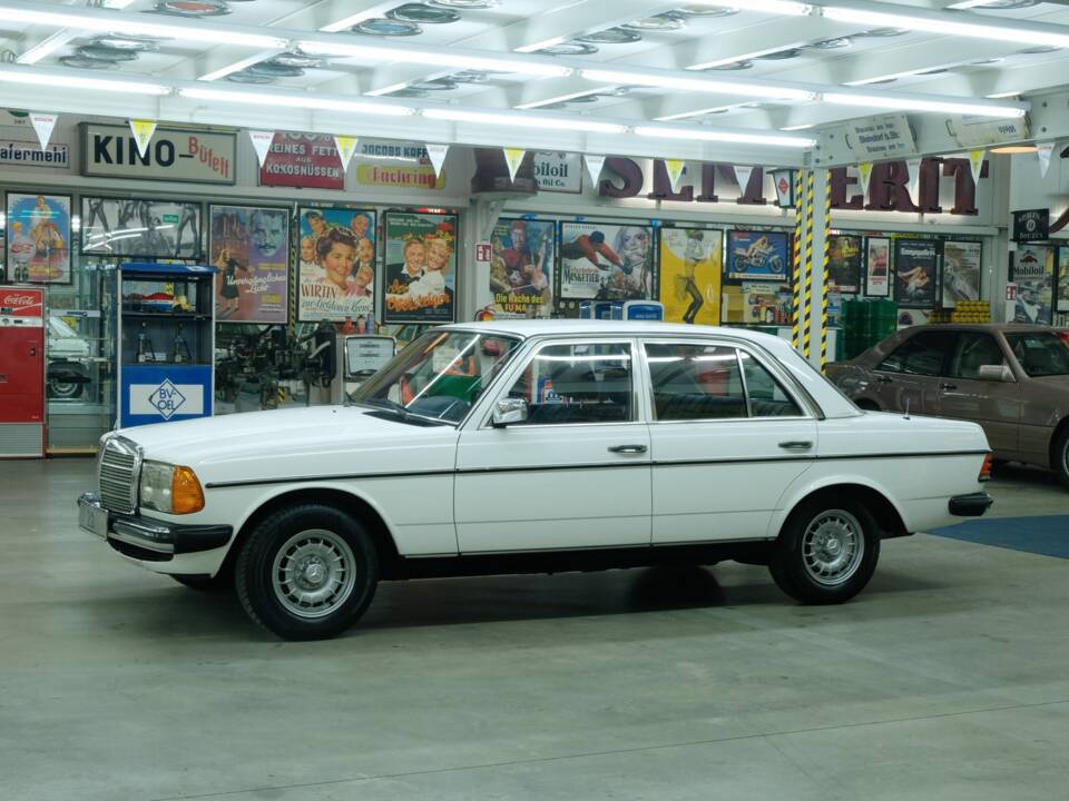 Bild 2/50 von Mercedes-Benz 230 (1977)